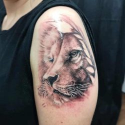 Lejon (stjärntecken) tatuering: Betydelse, design, historia och foton